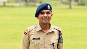 एक बेटे की दास्तान: पिता की बरगदी छत्रछाया हटने के दर्द से IPS बनने का सफर