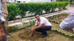 IRTS अधिकारी संजय कुमार ने रोपे 20,000 से ज्यादा पौधे, गिनती नहीं, बचाव पर ज़ोर