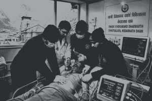 कई बार रुका दिल, खराब मौसम की चुनौती, केदारनाथ में डॉक्टरों ने बचाई श्रद्धालु की जान