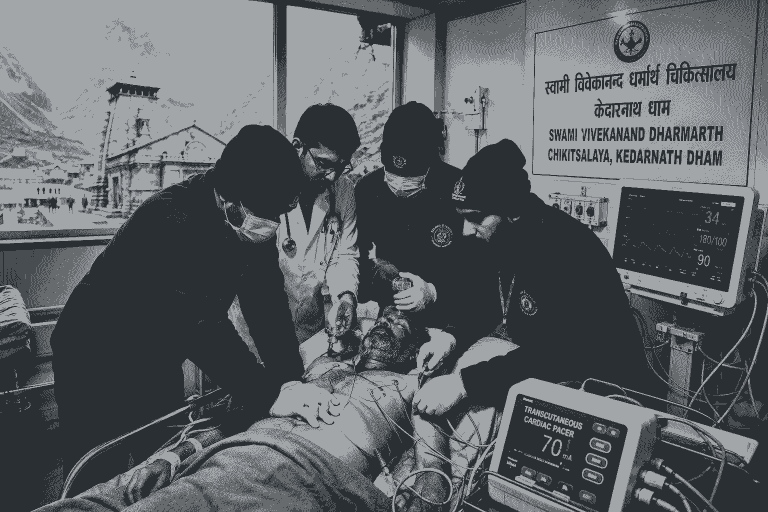 कई बार रुका दिल, खराब मौसम की चुनौती, केदारनाथ में डॉक्टरों ने बचाई श्रद्धालु की जान