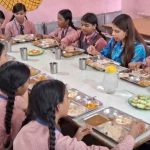 स्कूल में छात्राओं संग खाया खाना, जानिए जमीनी हकीकत पर भरोसा करने वाली IAS का सफर