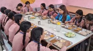 स्कूल में छात्राओं संग खाया खाना, जानिए जमीनी हकीकत पर भरोसा करने वाली IAS का सफर